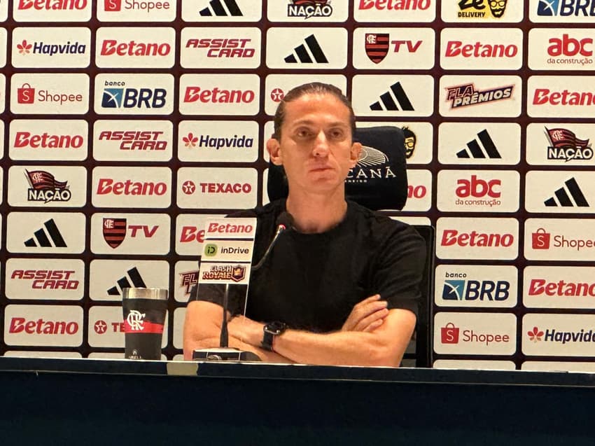 Filipe Luís em coletiva do Flamengo depois do duelo contra o Palmeiras (Foto: Lucas Bayer/Lance!)