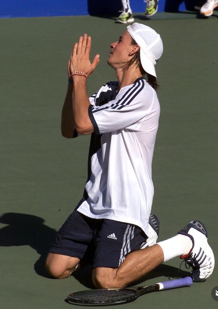O argentino Guillermo Coria pedindo o apoio da torcida na final de 2002 do Brasil Open contra Guga (Fotojump)
