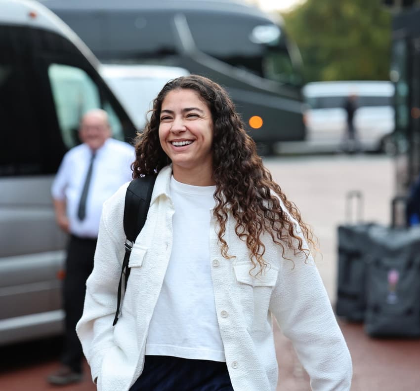 Angelina, da Seleção feminina, desembarca em Manchester. (Foto: Lívia Villas Boas / CBF)