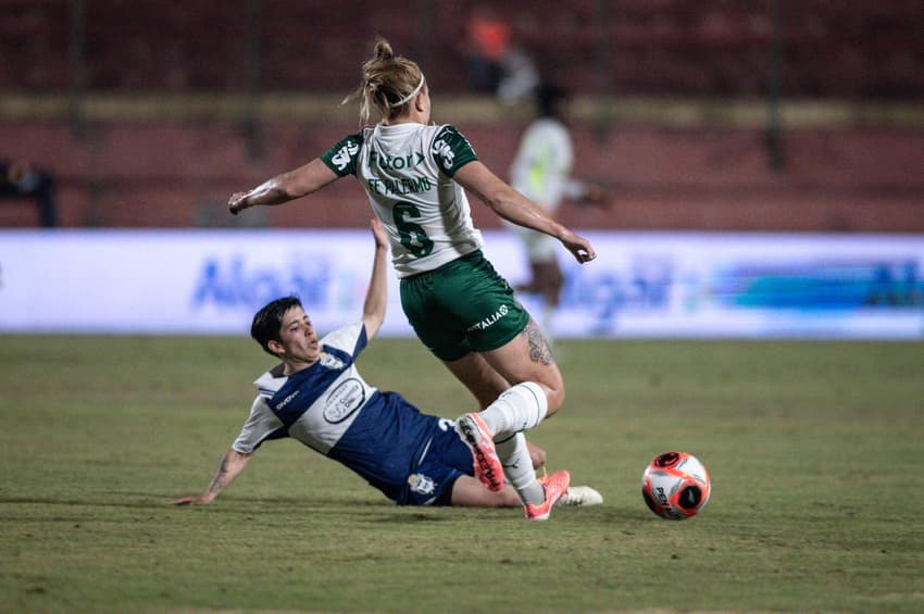 Gaetán disputa bola com Fê Palermo na Ladies Cup. (Foto: Divulgação: Guilherme Veiga/ Brasil Ladies Cup)