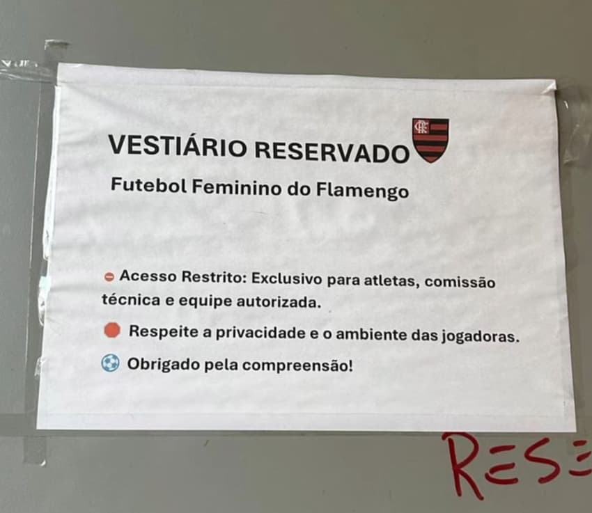 Vestiário do Flamengo feminino no CFZ. (Foto: reprodução/Dibradoras)