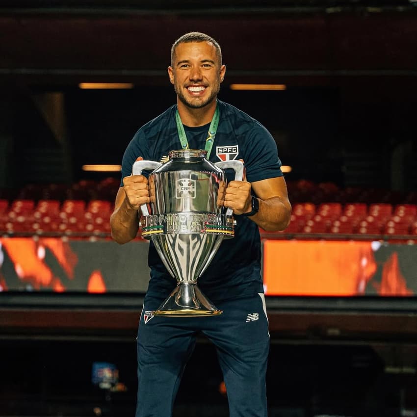 Allan Barcellos, do São Paulo, levantou a taça em 2024 (Foto: Reprodução)