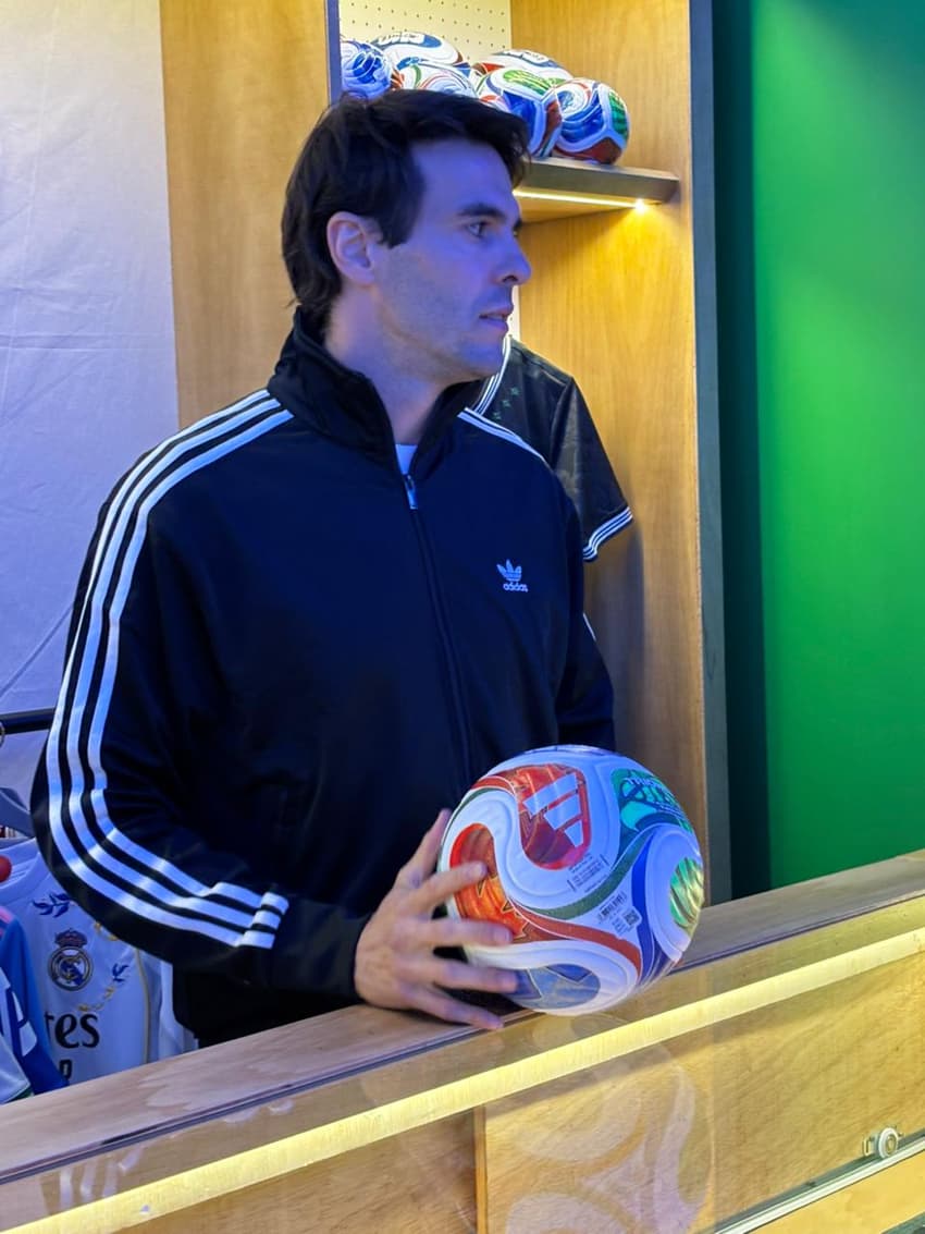 Kaká com a bola da Copa de 2026 (Foto: Lucas Cremonese / Lance!)