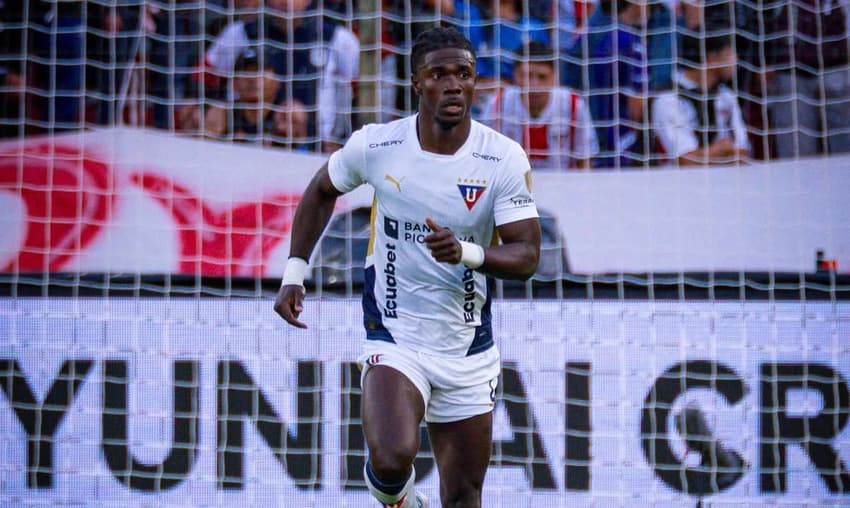 Ricardo Adé durante partida da LDU, rival do Palmeiras na semifinal da Libertadores (Foto: Reprodução)