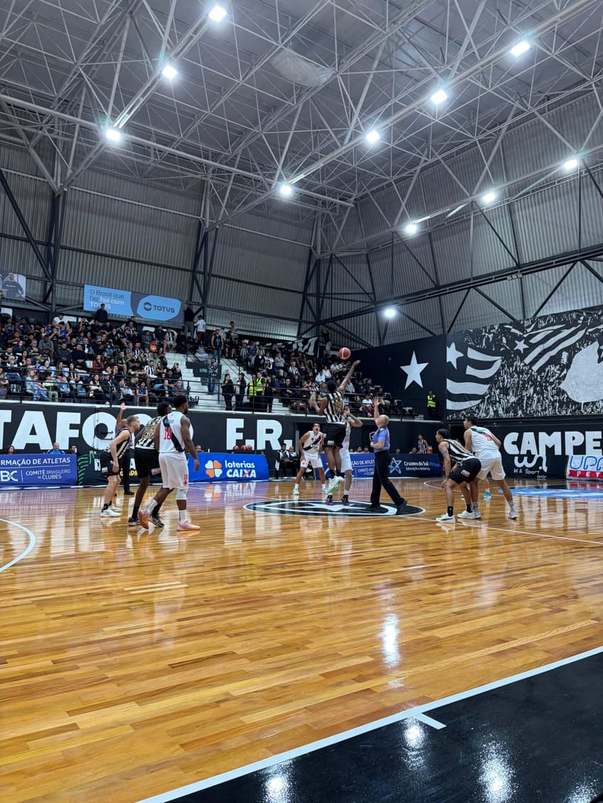 Botafogo vence clássico contra o Vasco pela NBB (Foto: Pedro Bernardo / Lance!)