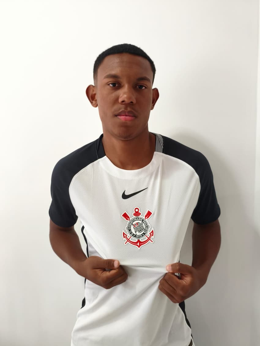 Nathan, zagueiro de 16 anos do Corinthians, assina seu primeiro contrato profissional.