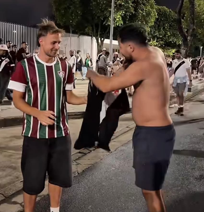 Amaral trocando de camisa com turista