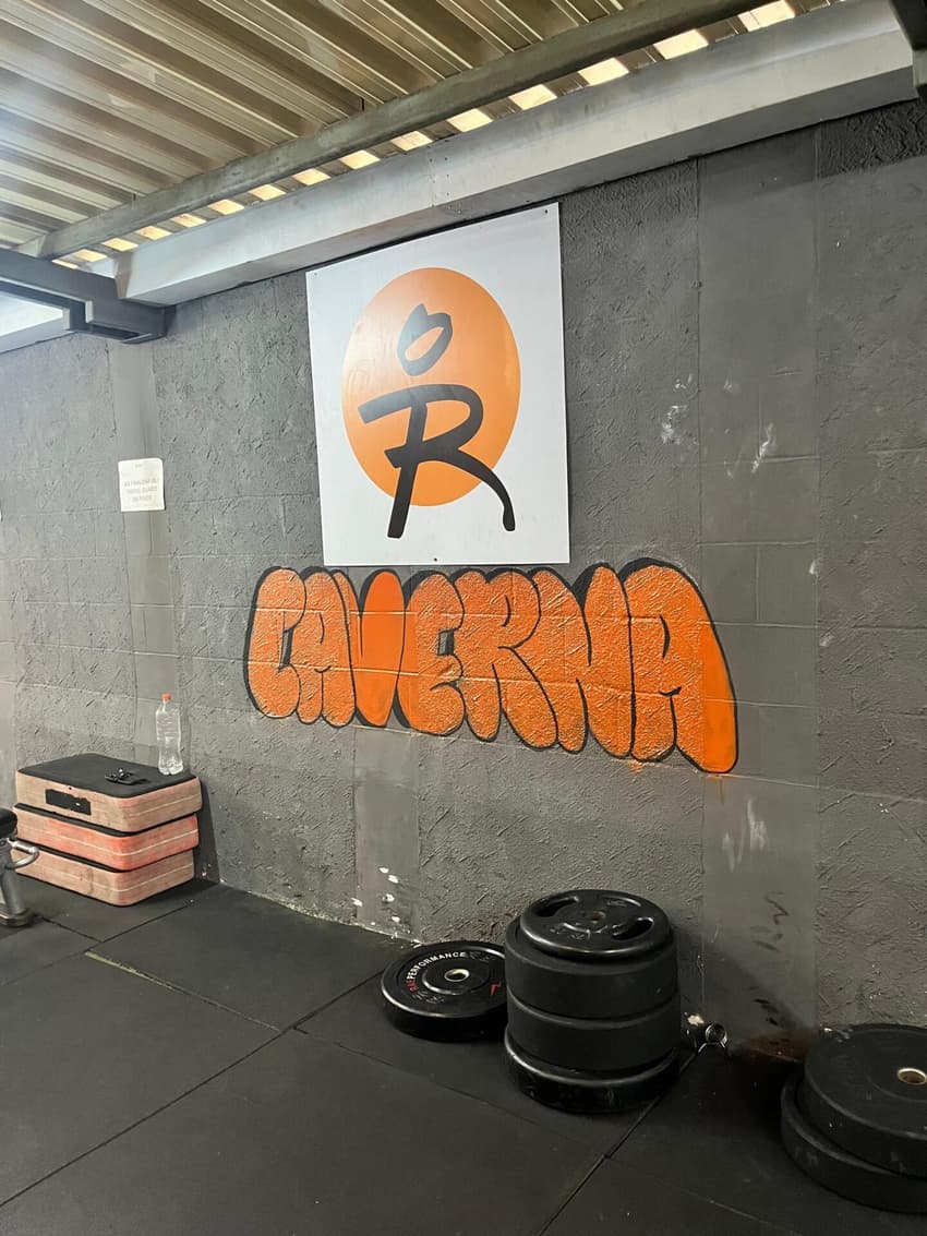 Caíque Silva é autor dos grafites que dão cor à Caverna (Foto: Andressa Simões/ Lance!)