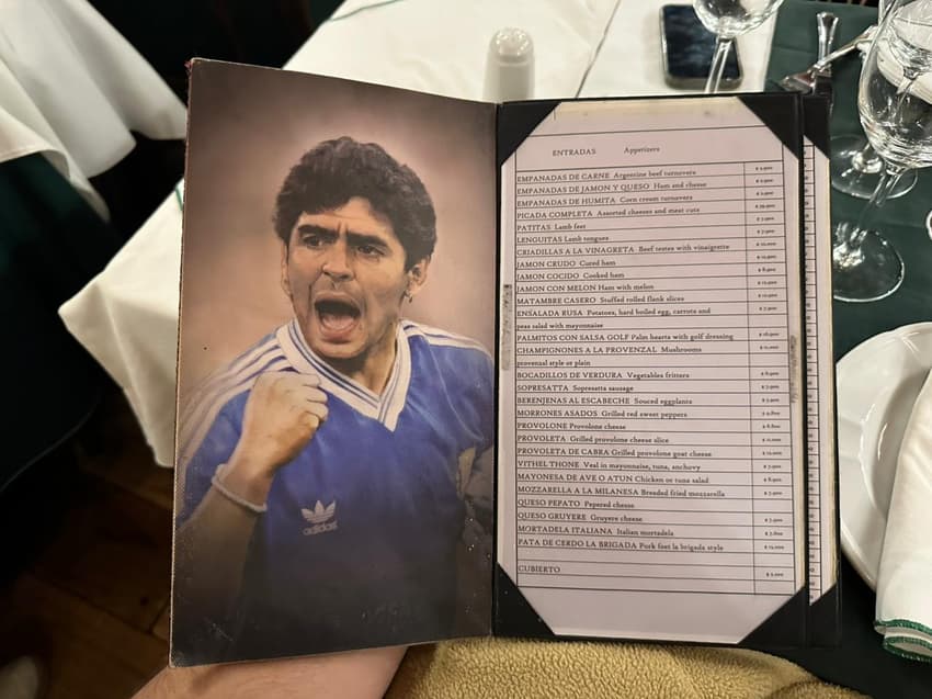Diego Maradona é homenageado em cardápio de restaurante em Buenos Aires (Foto: Lucas Bayer / Lance!)