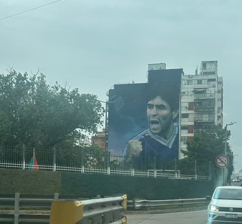 Maradona comemorando um de seus gols (Foto: Lucas Bayer / Lance!)