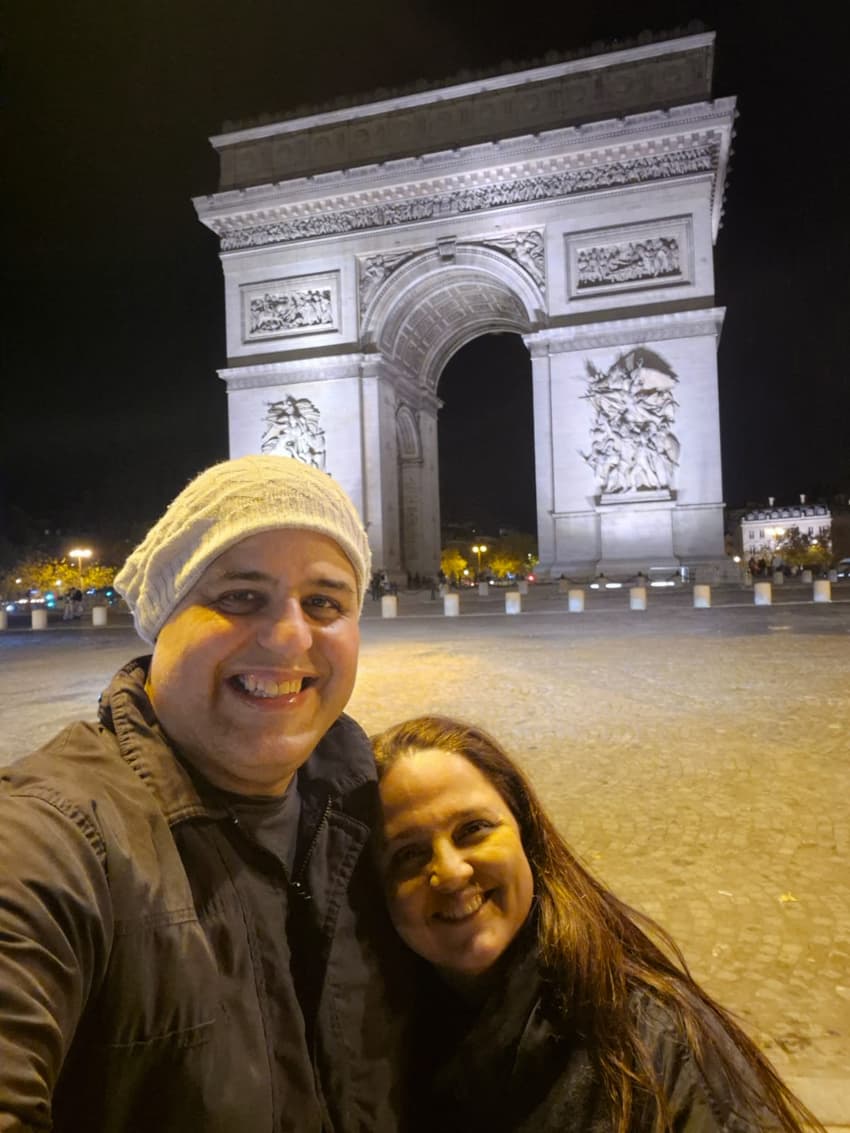 Casal Rodrigo Sullivan e Angélica celebrando em Paris durante a partida de João Fonseca.