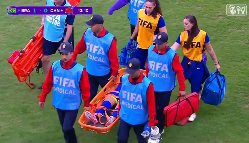 Giovanna Waksman deixa o campo com dor em Brasil x China, pelo Mundial Feminino sub-17. (Foto: Reprodução/CazéTV)