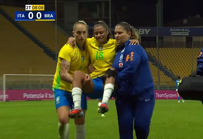 Laís Estevam deixa campo em Brasil x Itália. (Foto: GETV/Reprodução)