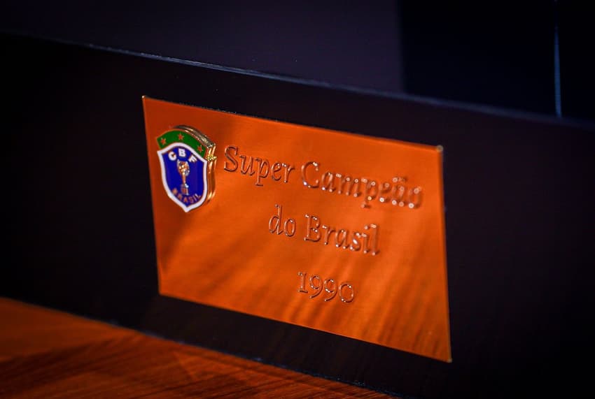 Troféu é uma cópia exata do entregue ao Corinthians no ano seguinte (Foto: Jo Marconne/CBF)