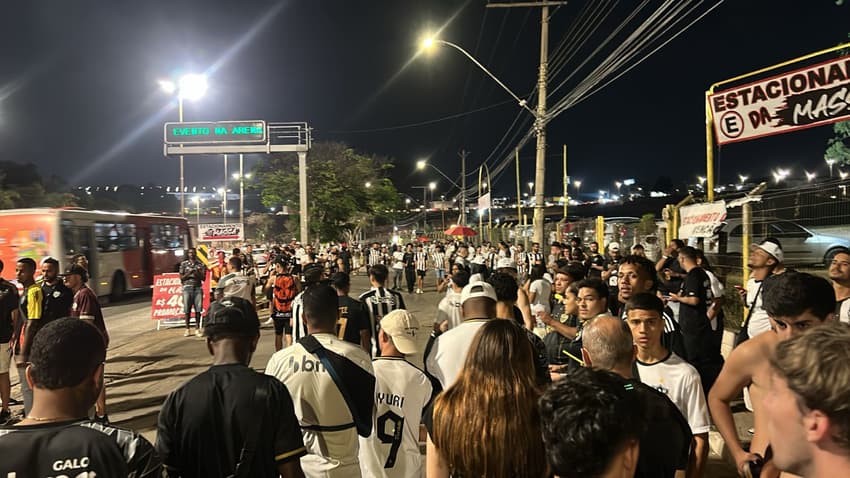 Torcedores do Atlético-MG se concentram para a partida (Foto: Artur Henrique/ Lance!)