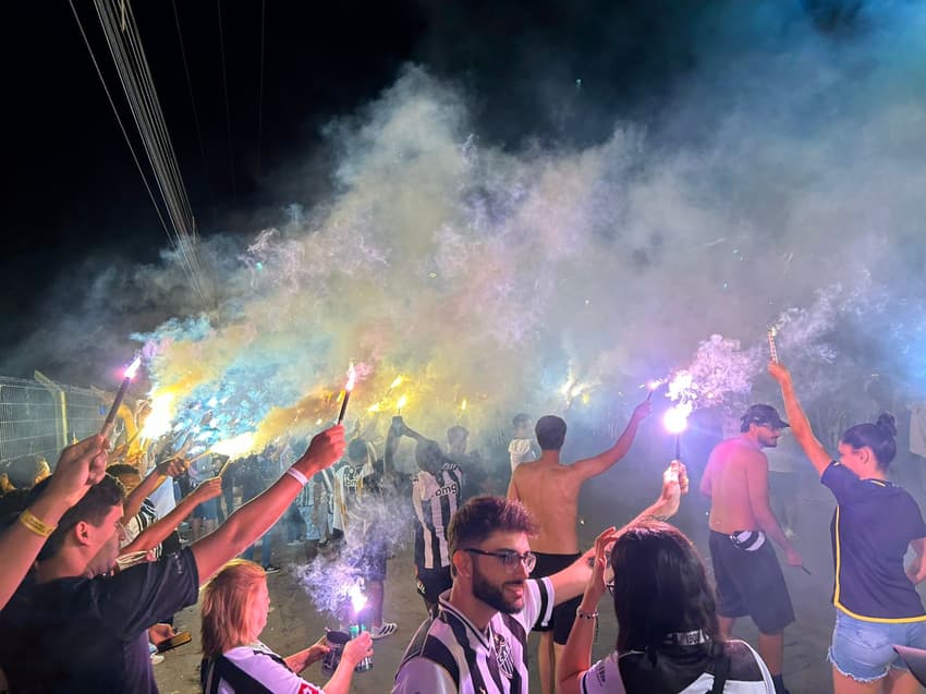 Torcedores do Galo fazem rua de fogo (Artur Henrique/ Lance!)