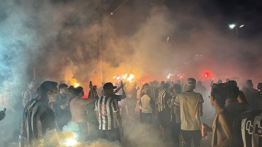 Torcedores do Galo fazem rua de fogo (Artur Henrique/ Lance!)