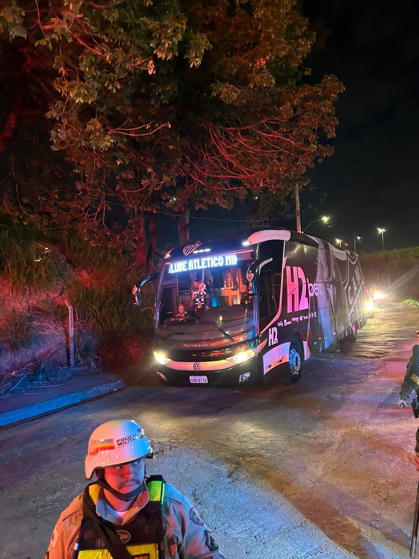 Chegada do ônibus do Atlético-MG (Foto: Artur Henrique/ Lance!)