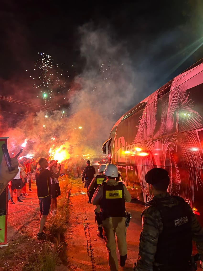 Chegada do ônibus do Atlético-MG (Foto: Artur Henrique/ Lance!)