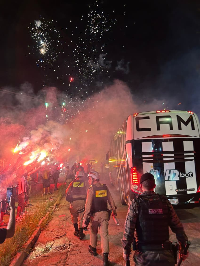 Chegada do ônibus do Atlético-MG (Foto: Artur Henrique/ Lance!)