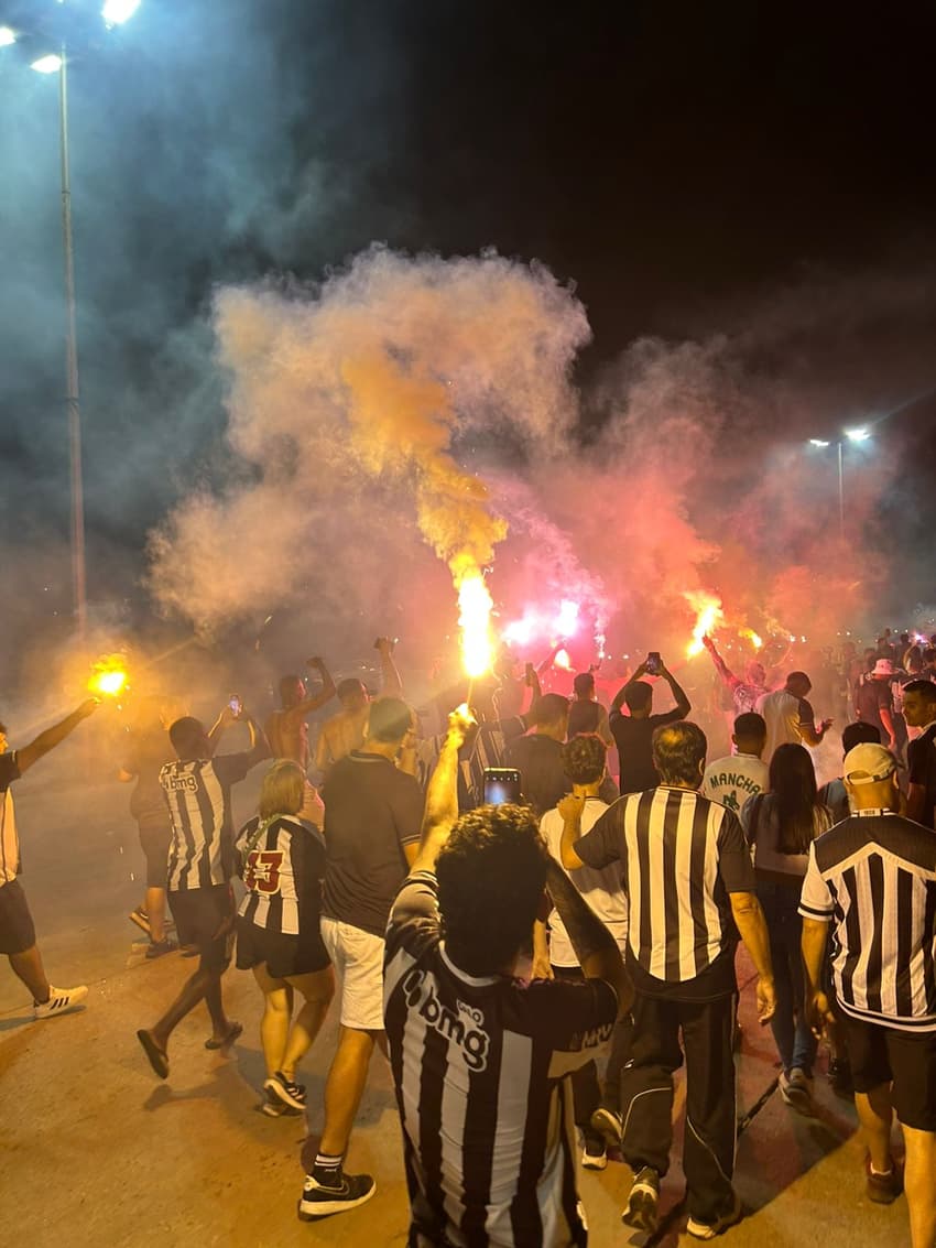 Chegada do ônibus do Atlético-MG (Foto: Artur Henrique/ Lance!)