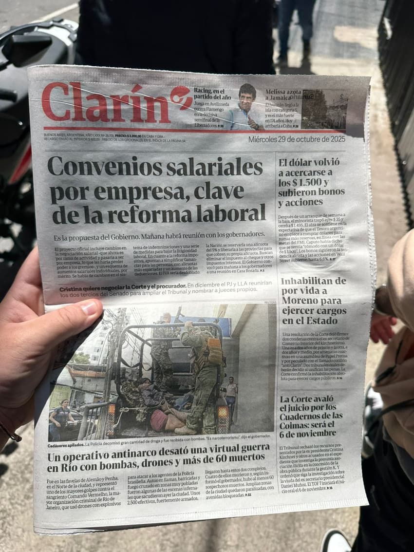 Jornal "Clarín" destaca em sua primeira página as mais de 60 mortes em operação no Rio de Janeiro, sem destaque para a partida entre Flamengo e Racing (Foto: Lucas Bayer/Lance!)