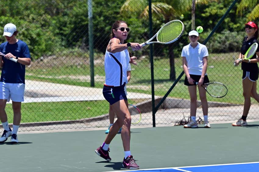 Observada pela filha, Ana Beatriz, de branco, Daniella Cicarelli acerta a bola na clínica de Demoilner no Sauípe (Foto: João Pires/Fotojump)