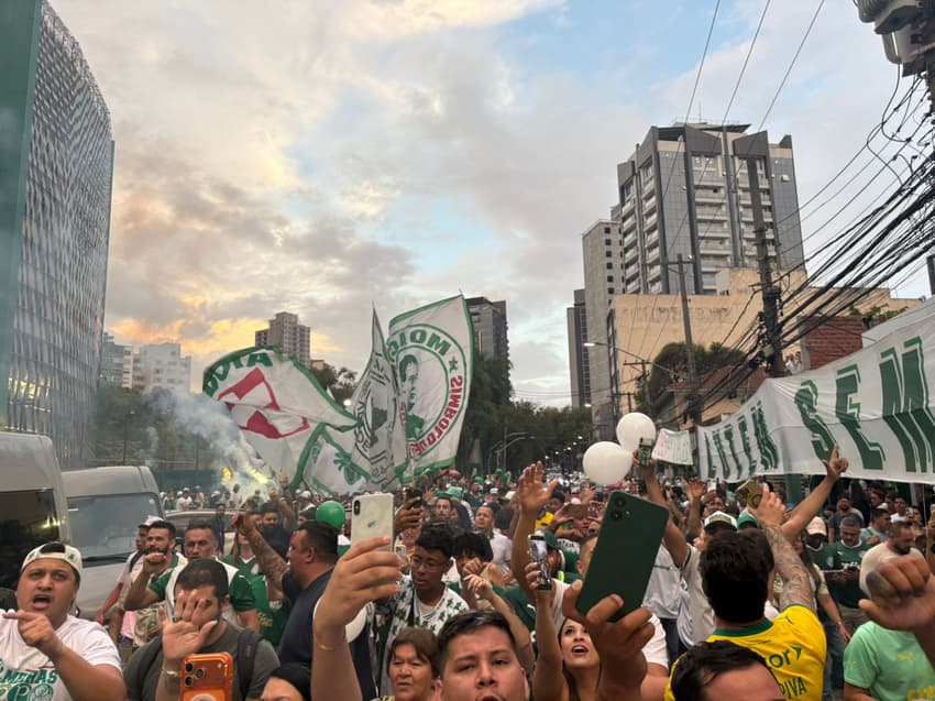 torcida do Palmeiras no arredores do Allianz Parque antes de decisão pela Libertadores