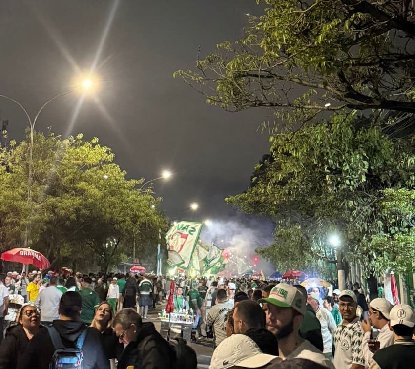 Torcida do Palmeiras na frente da Academia de Futebol (Foto: Rafaela Cardoso/Lance!)