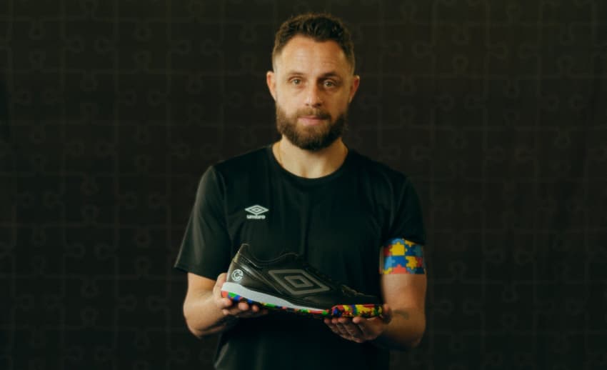 Chuteira é assinada por Rodrigo Capita (Foto: Divulgação/Umbro)