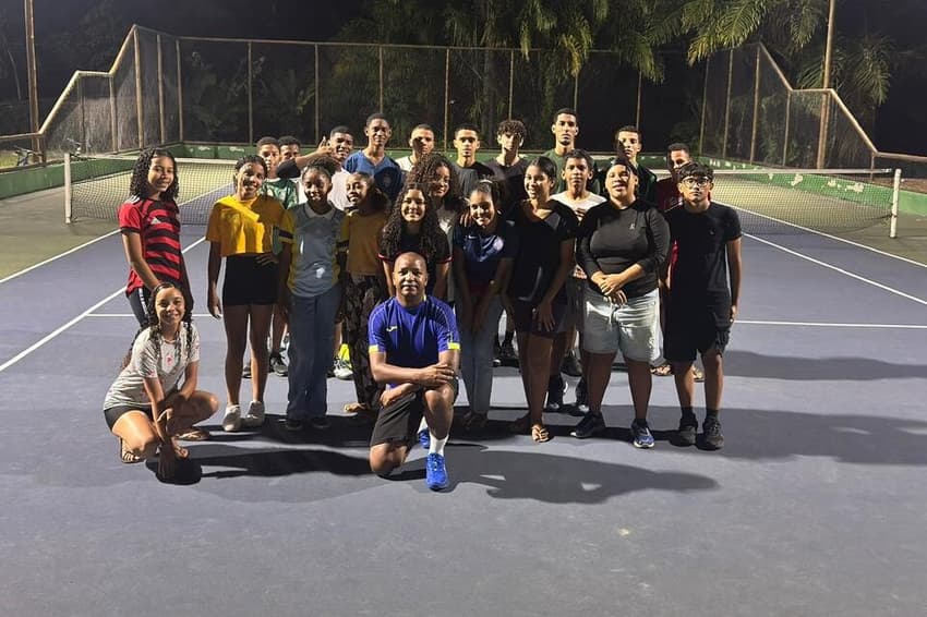 Leandro Borges e parte dos alunos do projeto social em Vila Sauípe (Arquivo pessoal)