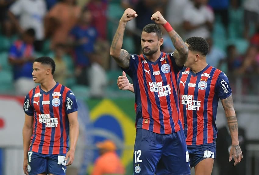Willian José comemora gol no jogo do Bahia contra o Flamengo