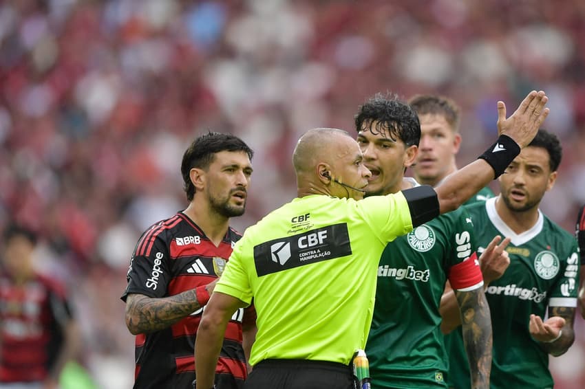 Jogadores de Flamengo e Palmeiras reclamam com Wilton Pereira Sampaio (Foto: Thiago Ribeiro/AGIF)