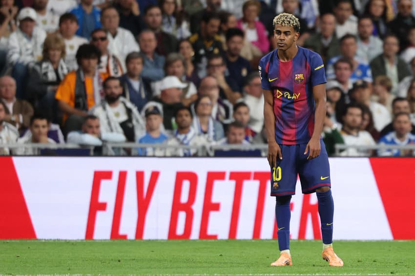 Yamal em ação no duelo contra o Real Madrid (Foto: Oscar del Pozo/AFP)