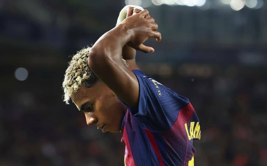 Yamal se lamentando após derrota de virada do Barcelona para o PSG (Foto: AFP)