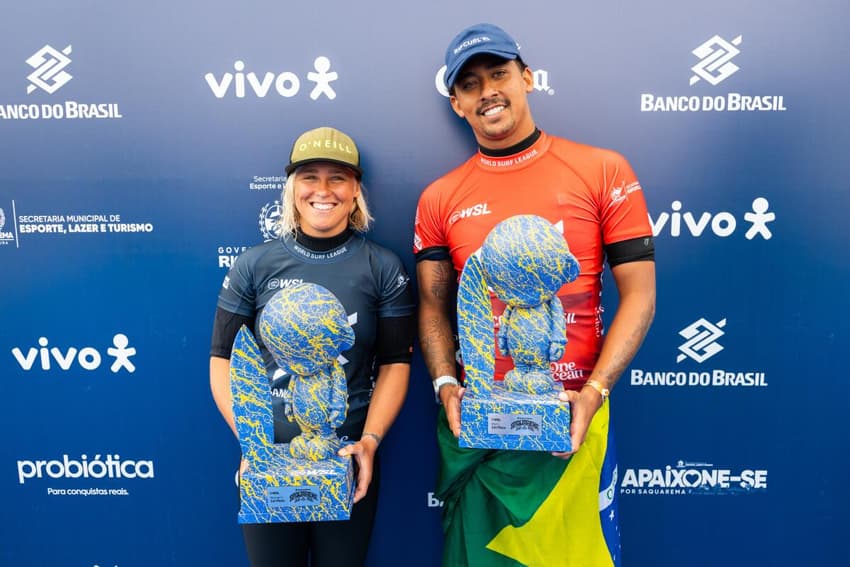 Yolanda Hopkins e Samuel Pupo com troféu do Challenger (Foto: WSL / Thiago Diz)