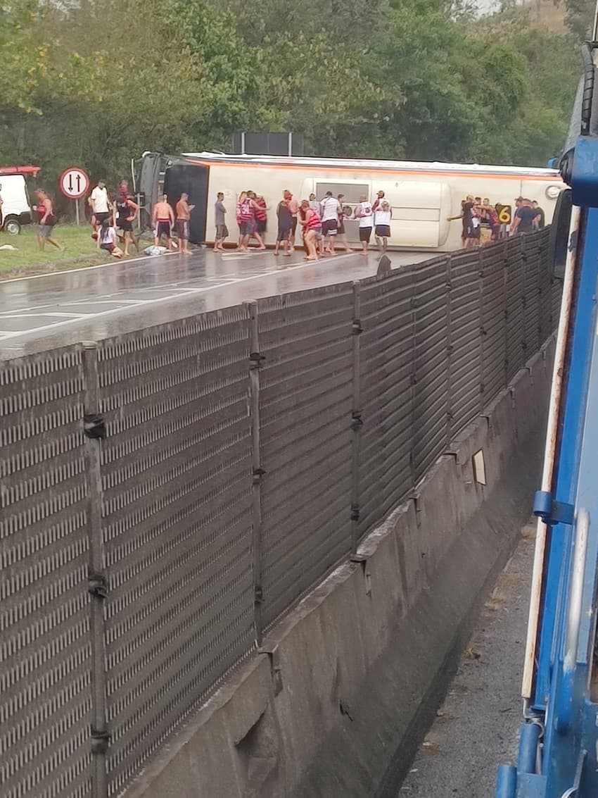 Torcedores do Flamengo se mobilizam para ajudar os feridos no acidente