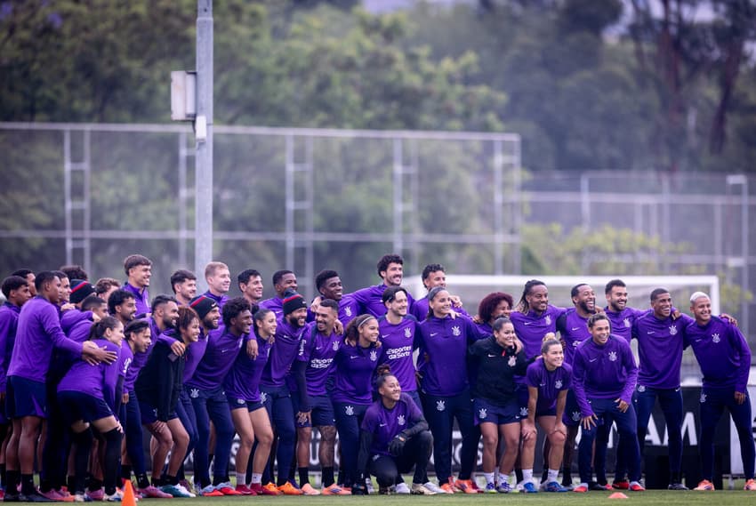 O elenco masculino recebeu a visita do plantel feminino do Corinthians para uma foto coletiva (Foto: Rodrigo Coca/Agência Corinthians)