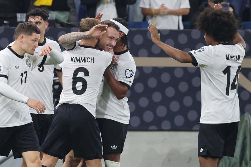 Jogadores da Alemanha comemoram gol de falta de David Raum contra Luxemburgo nas Eliminatórias (Foto: Daniel ROLAND / AFP)