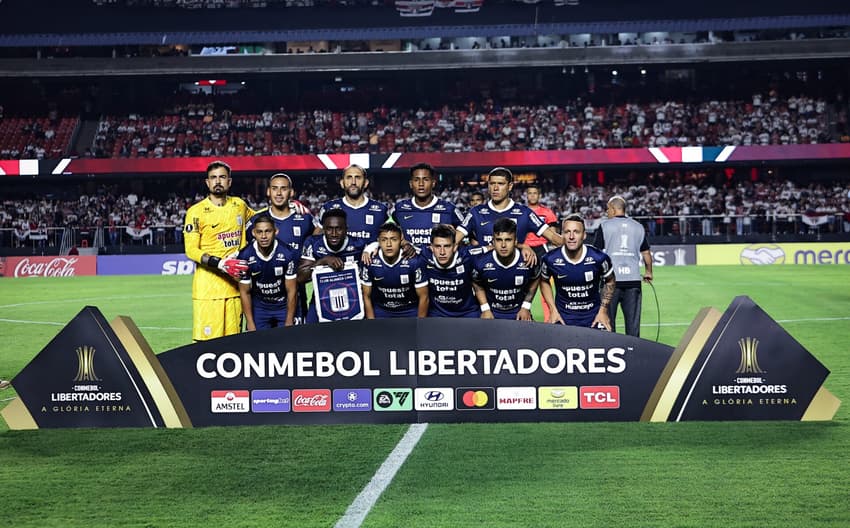 Halloween do Lance!: jogadores do Alianza Lima posam antes da partida contra o São Paulo, no MorumBis (Foto: Fabio Giannelli/AGIF)