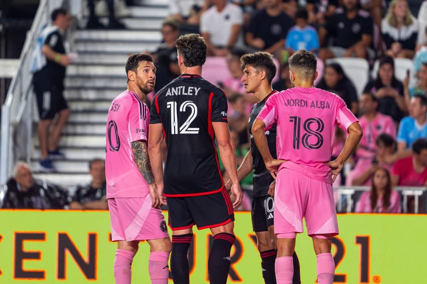 Messi e Jordi Alba, do Inter Miami, conversam com Gabriel Pirani e Antley, do FC United (Foto: Divulgação / DC United)<br><br>