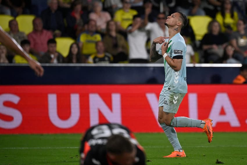 O Real Betis, do brasileiro Antony, entra em campo para enfrentar o Lyon na Europa League (Foto: Jose Jordan/AFP)