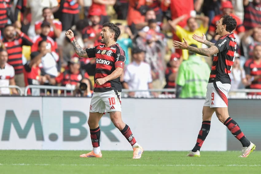 Arrascaeta comemora seu gol no jogo do Flamengo contra o Palmeiras no Maracanã (Foto: Thiago Ribeiro/AGIF)