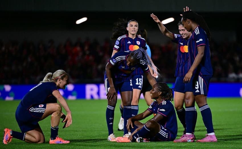 Pela Champions League Feminina, o Lyon venceu o Arsenal por 2 a 1 (Foto: Ben STANSALL / AFP)