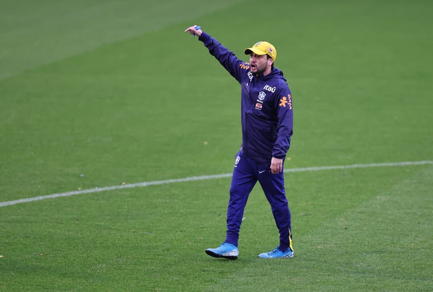 Arthur Elias durante treino da Seleção Feminina na Inglaterra (Foto: Lívia Villas Boas/CBF)