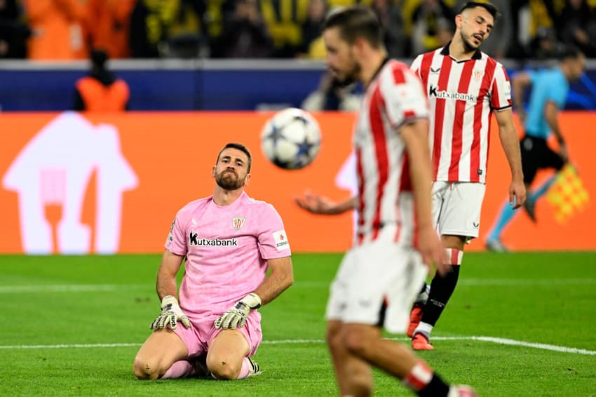 Pela Champions League, o Athletic Bilbao foi derrotado por 4 a 1 (Foto: INA FASSBENDER / AFP)