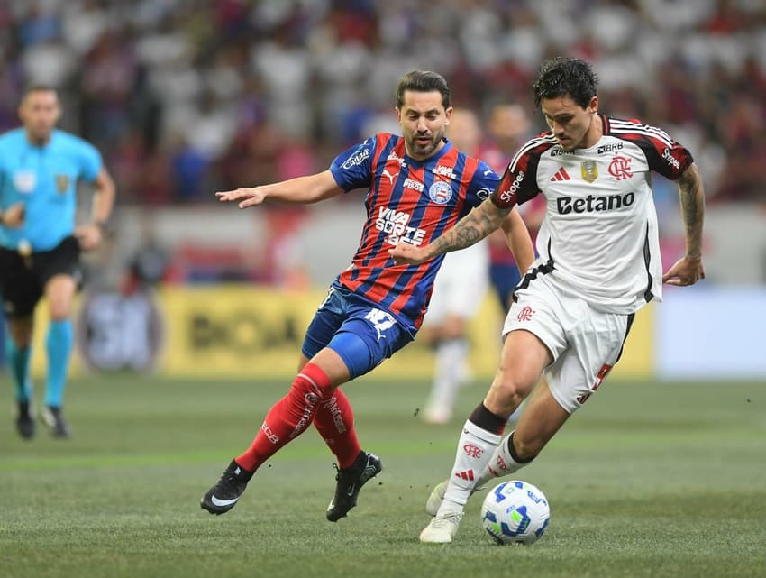Everton Ribeiro, do Bahia, disputa lance com Pedro, do Flamengo, na Fonte Nova pelo Brasileiro