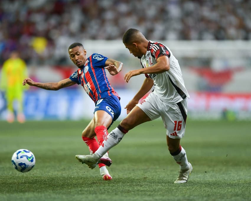 Ademir, do Bahia, disputa lance com Samuel Lino, do Flamengo, durante partida na Fonte Nova pelo Brasileirão