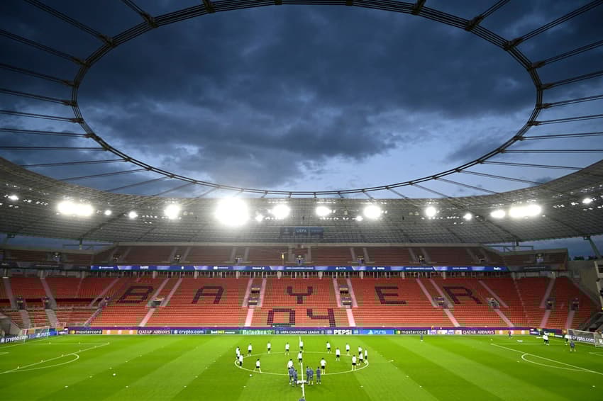 Jogadores do PSG treinam na Bay Arena antes do jogo contra o Leverkusen pela Champions League (Foto: Ina Fassbender/AFP)