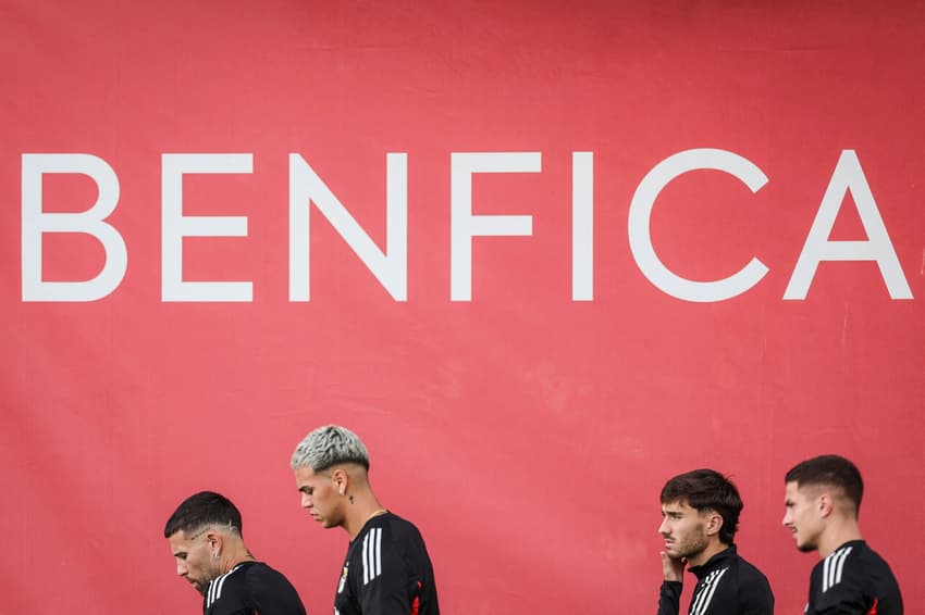 Jogadores do Benfica chegam para treino antes de enfrentar o Newcastle pela Champions League (Foto: Patricia de Melo Moreira/AFP)